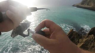 Морская рыбалка в Салале Оман в сезон харийф волны туман и клев океанской рыбы у берега