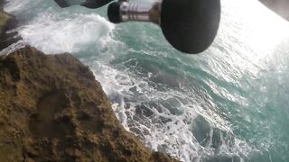 Морская рыбалка в Салале Оман в сезон харийф волны туман и клев океанской рыбы у берега