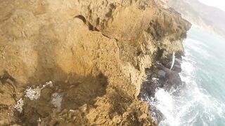 Морская рыбалка в Салале Оман в сезон харийф волны туман и клев океанской рыбы у берега