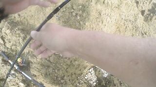 Морская рыбалка в Салале Оман в сезон харийф волны туман и клев океанской рыбы у берега