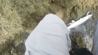 Морская рыбалка в Салале Оман в сезон харийф волны туман и клев океанской рыбы у берега