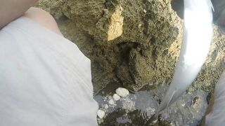 Морская рыбалка в Салале Оман в сезон харийф волны туман и клев океанской рыбы у берега