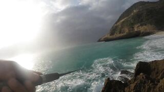 Морская рыбалка в Салале Оман в сезон харийф волны туман и клев океанской рыбы у берега