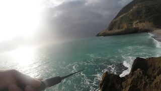 Морская рыбалка в Салале Оман в сезон харийф волны туман и клев океанской рыбы у берега