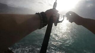 Морская рыбалка в Салале Оман в сезон харийф волны туман и клев океанской рыбы у берега