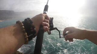 Морская рыбалка в Салале Оман в сезон харийф волны туман и клев океанской рыбы у берега