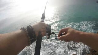 Морская рыбалка в Салале Оман в сезон харийф волны туман и клев океанской рыбы у берега