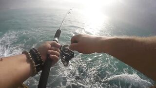 Морская рыбалка в Салале Оман в сезон харийф волны туман и клев океанской рыбы у берега