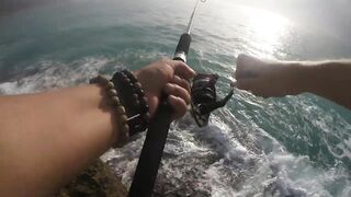 Морская рыбалка в Салале Оман в сезон харийф волны туман и клев океанской рыбы у берега