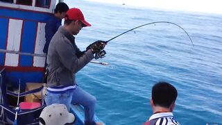 Горячий день в Nha Trang Vietnam рыбалка с берега и большие рыбы на волне Южно Китайского моря