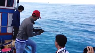 Горячий день в Nha Trang Vietnam рыбалка с берега и большие рыбы на волне Южно Китайского моря