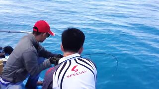 Горячий день в Nha Trang Vietnam рыбалка с берега и большие рыбы на волне Южно Китайского моря