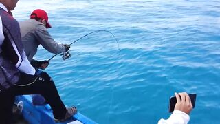 Горячий день в Nha Trang Vietnam рыбалка с берега и большие рыбы на волне Южно Китайского моря