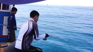 Горячий день в Nha Trang Vietnam рыбалка с берега и большие рыбы на волне Южно Китайского моря