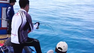 Горячий день в Nha Trang Vietnam рыбалка с берега и большие рыбы на волне Южно Китайского моря