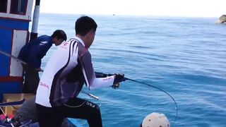 Горячий день в Nha Trang Vietnam рыбалка с берега и большие рыбы на волне Южно Китайского моря