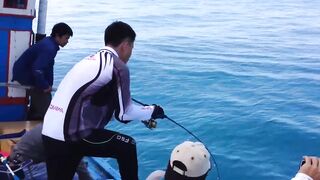 Горячий день в Nha Trang Vietnam рыбалка с берега и большие рыбы на волне Южно Китайского моря