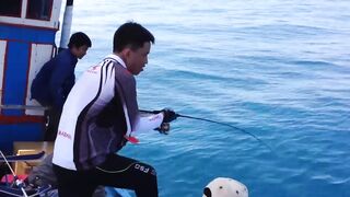 Горячий день в Nha Trang Vietnam рыбалка с берега и большие рыбы на волне Южно Китайского моря