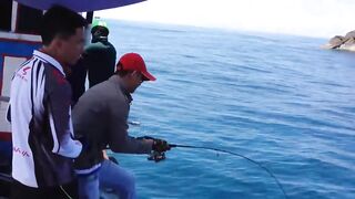 Горячий день в Nha Trang Vietnam рыбалка с берега и большие рыбы на волне Южно Китайского моря