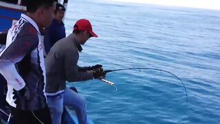 Горячий день в Nha Trang Vietnam рыбалка с берега и большие рыбы на волне Южно Китайского моря