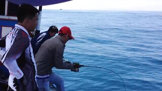 Горячий день в Nha Trang Vietnam рыбалка с берега и большие рыбы на волне Южно Китайского моря