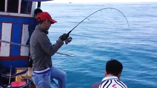 Горячий день в Nha Trang Vietnam рыбалка с берега и большие рыбы на волне Южно Китайского моря