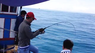 Горячий день в Nha Trang Vietnam рыбалка с берега и большие рыбы на волне Южно Китайского моря