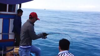 Горячий день в Nha Trang Vietnam рыбалка с берега и большие рыбы на волне Южно Китайского моря