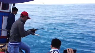 Горячий день в Nha Trang Vietnam рыбалка с берега и большие рыбы на волне Южно Китайского моря