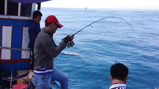 Горячий день в Nha Trang Vietnam рыбалка с берега и большие рыбы на волне Южно Китайского моря