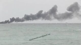 Unawatuna Sri Lanka рыбацкое судно в огне пожар у берега и работа спасателей в море