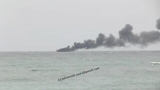 Unawatuna Sri Lanka рыбацкое судно в огне пожар у берега и работа спасателей в море