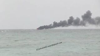 Unawatuna Sri Lanka рыбацкое судно в огне пожар у берега и работа спасателей в море