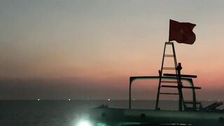 Морская рыбалка на Пхукуоке: ночная охота на кальмара во Вьетнаме в формате 4K