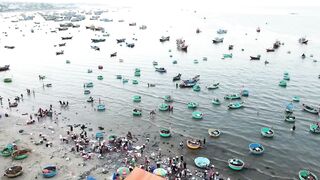 Mui Ne Phan Thiet Vietnam прогулка по курорту дюны пляж рыбацкие лодки и вечерний бриз