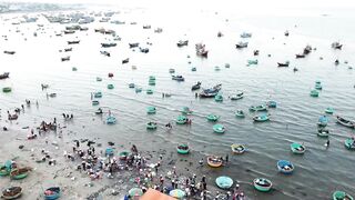 Mui Ne Phan Thiet Vietnam прогулка по курорту дюны пляж рыбацкие лодки и вечерний бриз