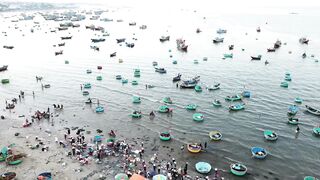 Mui Ne Phan Thiet Vietnam прогулка по курорту дюны пляж рыбацкие лодки и вечерний бриз