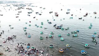 Mui Ne Phan Thiet Vietnam прогулка по курорту дюны пляж рыбацкие лодки и вечерний бриз