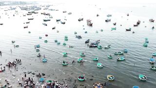 Mui Ne Phan Thiet Vietnam прогулка по курорту дюны пляж рыбацкие лодки и вечерний бриз