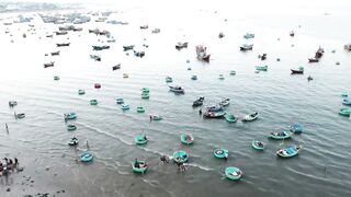 Mui Ne Phan Thiet Vietnam прогулка по курорту дюны пляж рыбацкие лодки и вечерний бриз