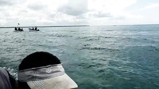 Uroa и Chwaka Zanzibar громкий конфликт на берегу океана полиция на пляже и тревожная атмосфера