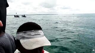 Uroa и Chwaka Zanzibar громкий конфликт на берегу океана полиция на пляже и тревожная атмосфера