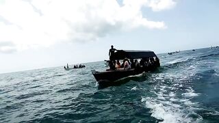 Uroa и Chwaka Zanzibar громкий конфликт на берегу океана полиция на пляже и тревожная атмосфера