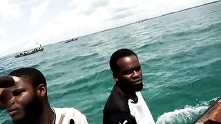 Uroa и Chwaka Zanzibar громкий конфликт на берегу океана полиция на пляже и тревожная атмосфера