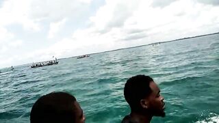 Uroa и Chwaka Zanzibar громкий конфликт на берегу океана полиция на пляже и тревожная атмосфера