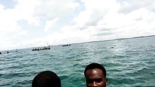 Uroa и Chwaka Zanzibar громкий конфликт на берегу океана полиция на пляже и тревожная атмосфера