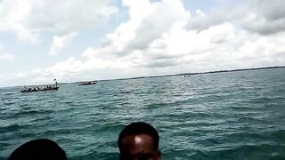 Uroa и Chwaka Zanzibar громкий конфликт на берегу океана полиция на пляже и тревожная атмосфера