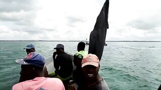 Uroa и Chwaka Zanzibar громкий конфликт на берегу океана полиция на пляже и тревожная атмосфера