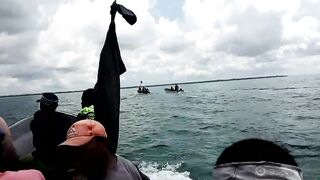 Uroa и Chwaka Zanzibar громкий конфликт на берегу океана полиция на пляже и тревожная атмосфера