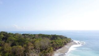 Playa Matapalo Costa Rica тихий пляж джунгли вокруг и сильная волна Тихого океана у берега